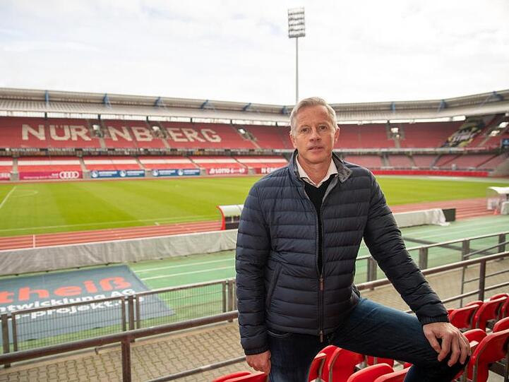 1. FC Nürnberg. Der neue Trainer Jens Keller steht im Stadion. Foto: Daniel Karmann/dpa