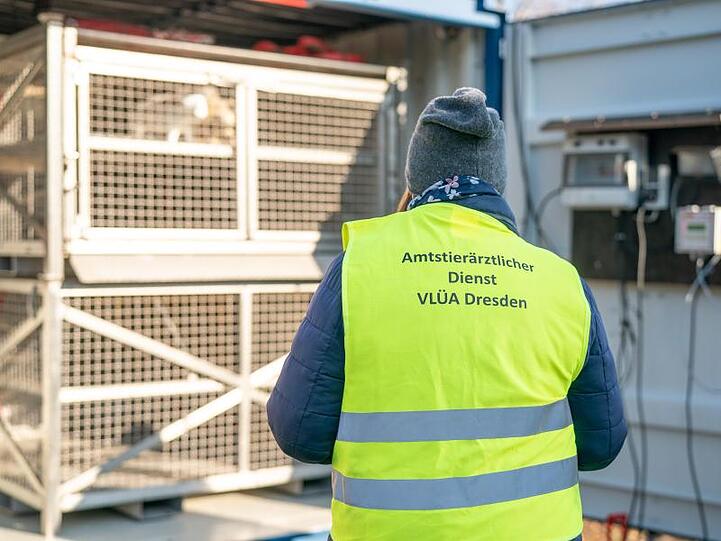 Eine Mitarbeiterin des Amtstierärztlichen Dienstes Dresden steht in einem Landwirtschaftsbetrieb vor einer Ferkeltötungsstation.