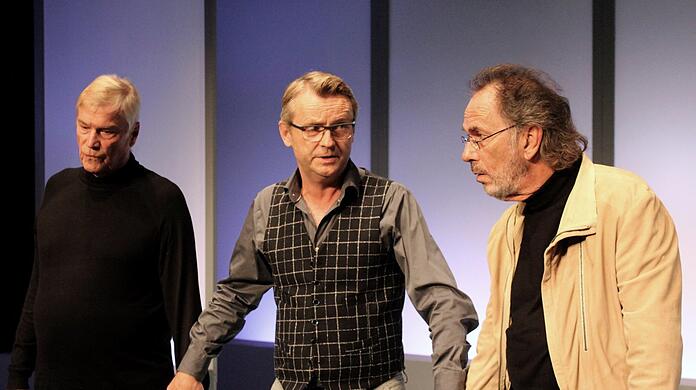 Björn (René Heinersdorff, Mitte) versucht sich als Beziehungstherapeut zwischen den konkurrierenden Vätern Anton (Jochen Busse), ein spießiger Schlauheimer, und Schalffi Erik (Hugo Egon Balder).