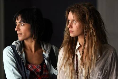 Freundinnen: Ana (Manuela Vellés, r.) und Linda (Bebe).