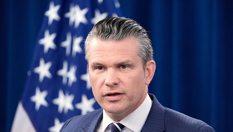 US-Verteidigungsminister Pete Hegseth spricht vom längsten Einsatz der Tarnkappenbomber seit 2001.