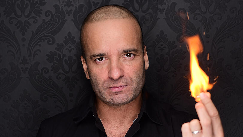 Hypnomagier IMAD überrascht das Publikum mit atemberaubenden Effekten.