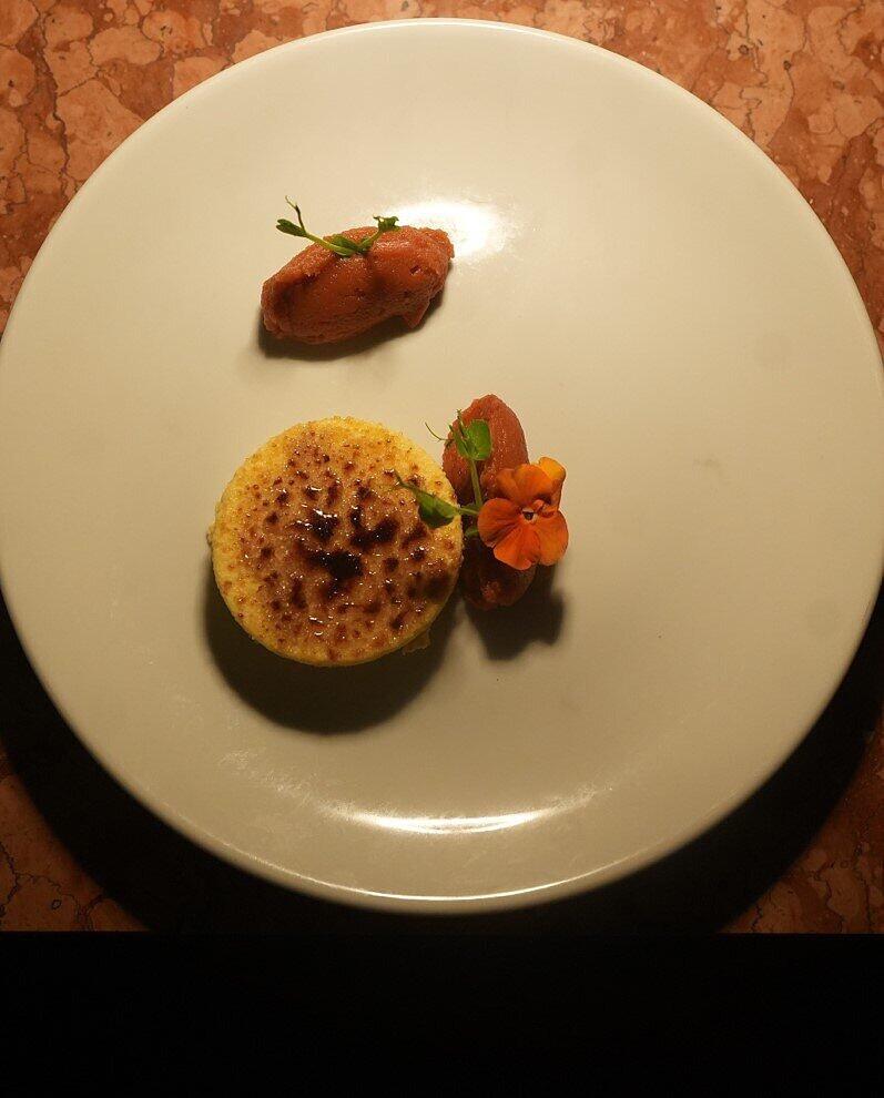 Erster Gang: Ziegenk&auml;se- Cr&egrave;me-Brul&eacute;e mit Marmelade von sonnengetrockneten Tomaten.