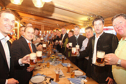 Freuten sich über eine fröhliche Runde am rappelvollen Stammtisch: AZ-Chef Andreas Hock (l.) und Fritz Stahlmann (re.) mit ihren Gästen.