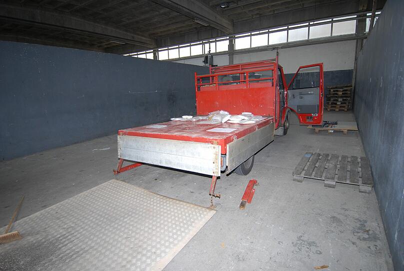 Im Juli und November 2010 hatten die Fahnder des Zollfahndungsamtes München in Rosenheim und Brannenburg 155 000 Mephedron-Tabletten sichergestellt. Die Bilder