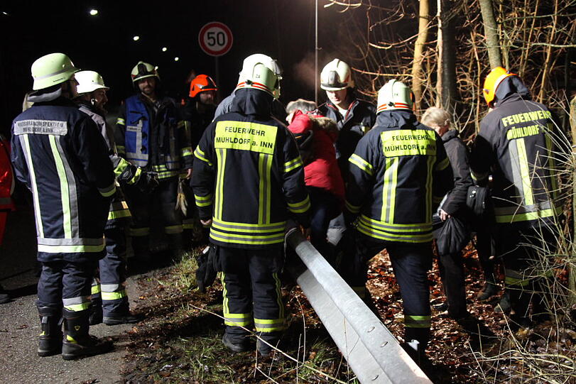 Die Feuerwehr evakuierte die Fahrgäste. Die Bilder vom Einsatzort.