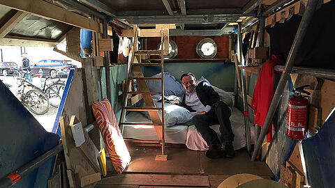 Ein Bett im Abfallcontainer: SPD-Stadtrat Klaus Peter Rupp hat eine Nacht im Shabbyshabby Apartment am Gärtnerplatz geschlafen...