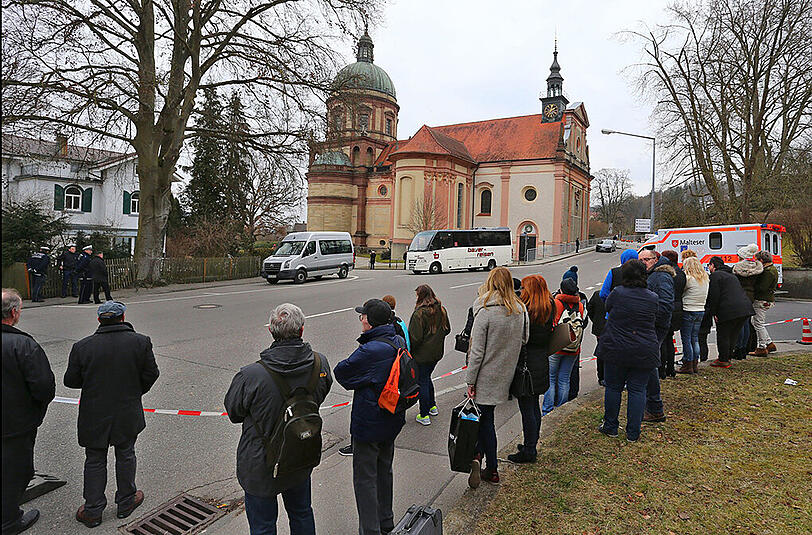 Schaulustige warten auf das schwedische Königspaar in Sigmaringen.