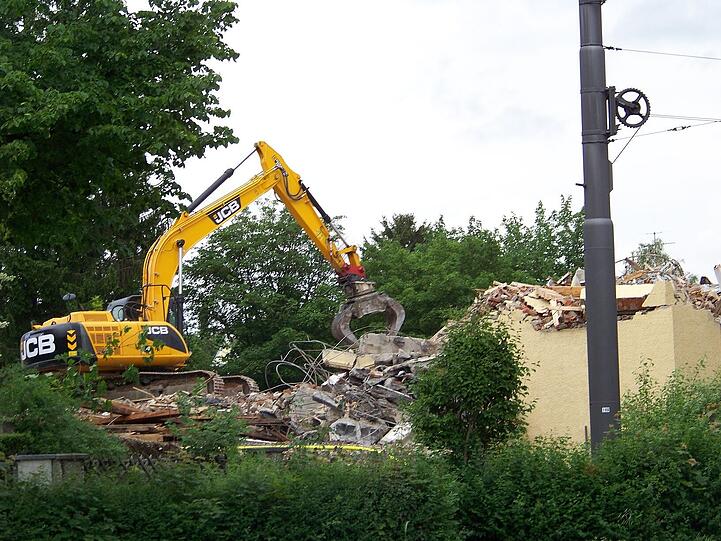 Trostlose Baustelle: Hier fallen die Mauern des alten Café-Deml-Hauses.