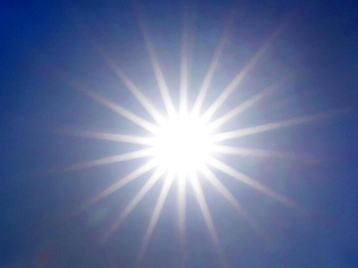 Die Sonne strahlt vom wolkenlosen Himmel. Foto: Martin Gerten/dpa/Archivbild