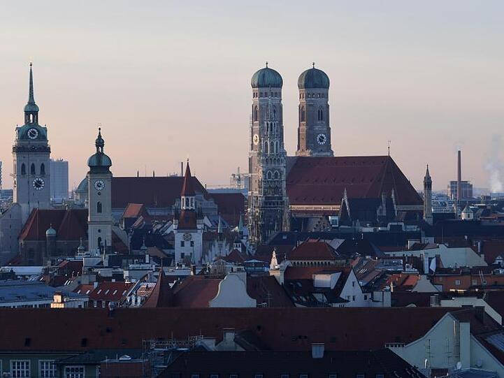 Blick vom Gasteig über die Dächer der Landeshauptstadt München auf die Frauenkirche.