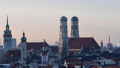Blick vom Gasteig über die Dächer der Landeshauptstadt München auf die Frauenkirche.