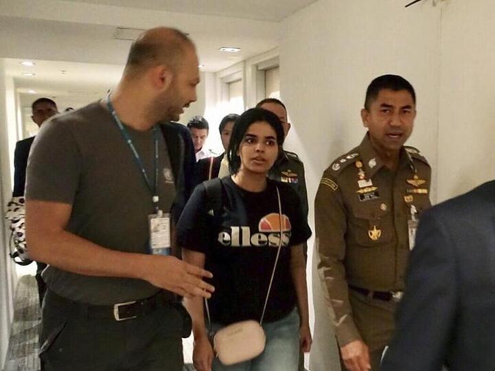 Rahaf Mohammed al-Kunun (M) auf dem Flughafen von Bangkok.