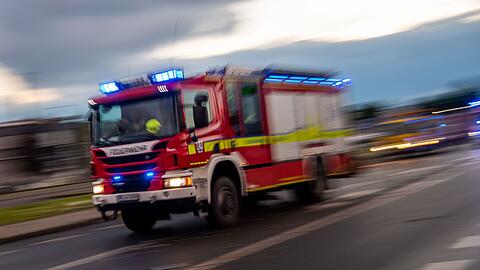 Ein Löschfahrzeug der Feuerwehr auf Einsatzfahrt (Symbolbild).