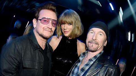 US-Superstar Taylor Swift mit den U2-Mitgliedern Bono (li.) und The Edge im Jahr 2016 bei den iHeartRadio Music Awards.
