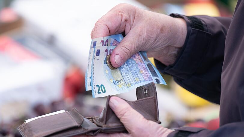 Viele Menschen in Deutschland konsumieren derzeit zur&uuml;ckhaltend und sparen. (Symbolbild)