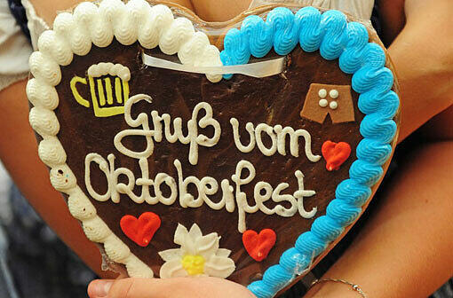 Es ist wie jedes Jahr: Oktoberfestbesucherinnen lassen tief blicken. Sehen Sie hier die schönsten Dekolletés auf der Theresienwiese.
