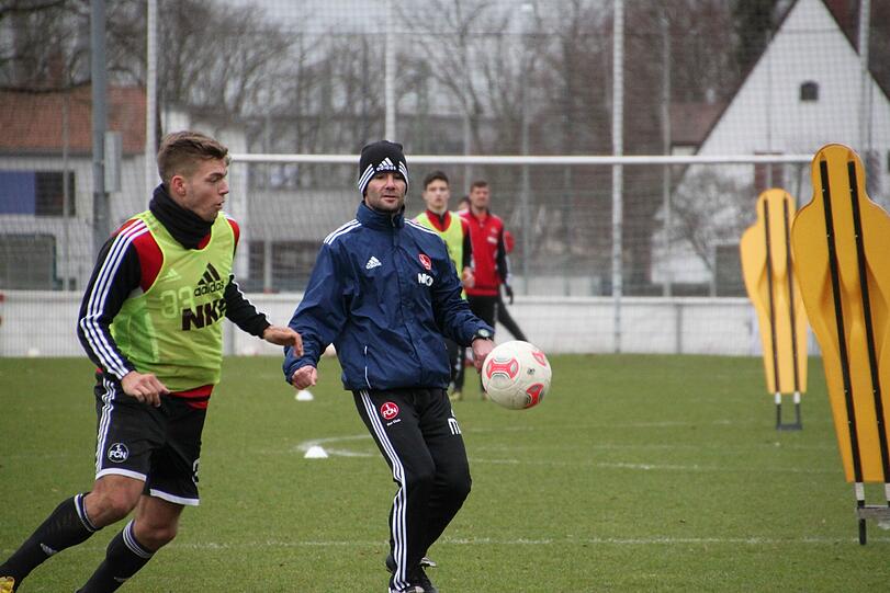 Den Chef im Nacken: Alexander Esswein und Coach Michael Wiesinger.