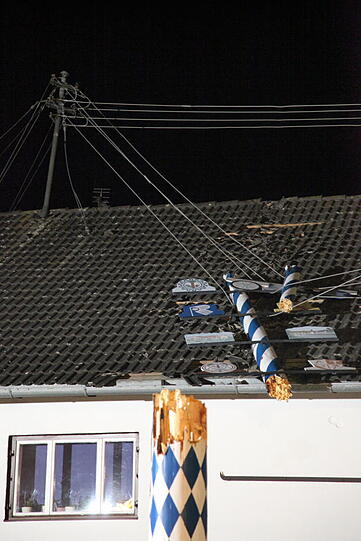 In Heldenstein krachte ein Maibaum auf ein Haus - und riss dabei eine Stromleitung ab.
