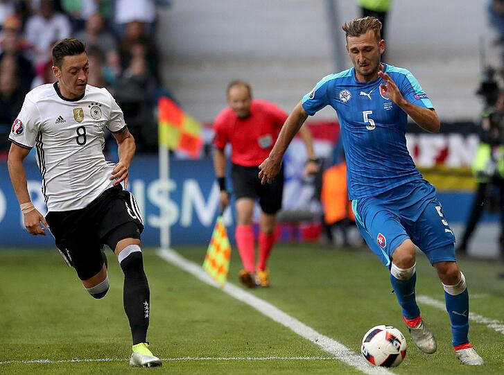 MESUT ÖZIL: NOTE 5.
Ist einfach (noch?) nicht sein Turnier. Verschoss den Elfmeter (14.) -  
zu locker, zu lässig. Fahrlässig. Verzog knapp mit rechts (24.)- das  
war allerdings Pech. Spielte fleißig mit, hohes Laufpensum, aber keine  
entscheidende Szene.