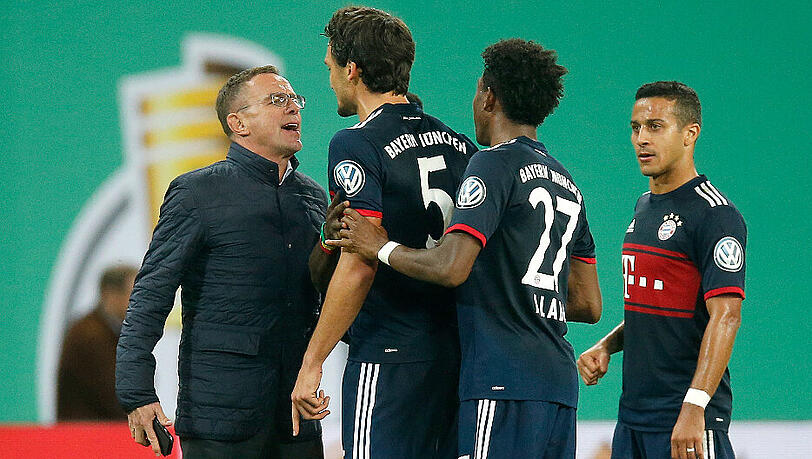 Halbzeit: RB-Sportdirektor Ralf Rangnick eilt von der Tribüne auf den Platz, um Zwayer mit Bildern aus seinem Handy zu zeigen, dass er bei der Freistoß-Entscheidung falsch gelegen hat. Rangnick gerät mit Hummels aneinander, der den Auftritt des Sportdirektors im Abschluss kritisiert. Halbzeit: RB-Sportdirektor Ralf Rangnick eilt von der Tribüne auf den Platz, um Zwayer mit Bildern aus seinem Handy zu zeigen, dass er bei der Freistoß-Entscheidung falsch gelegen hat. Rangnick gerät mit Hummels aneinander, der den Auftritt des Sportdirektors im Abschluss kritisiert.