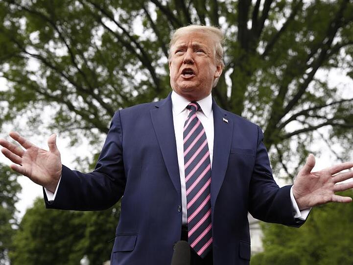 "Wir müssen unser Land öffnen", sagte Trump vor seinem Abflug nach Arizona.