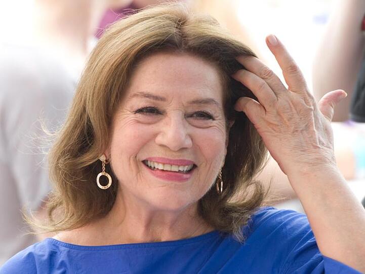 Die Schauspielerin Hannelore Elsner lächelt beim Emfang des FilmFernsehFonds Bayerns (FFF). Foto: Tobias Hase/Archivbild