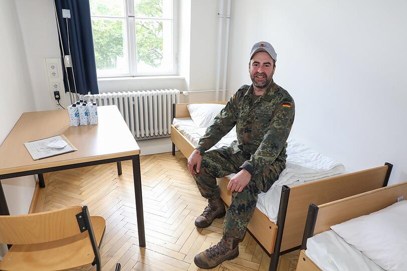 Hauptmann Max Hanisch (39), hier in einer der Stuben für die Prüflinge, ist seit 20 Jahren Berufssoldat und heute Chef der Karriereberater in München.