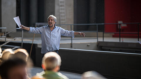 Christian Stückl bei einer Probe zu "Julius Cäsar" im Passionstheater in Oberammergau.