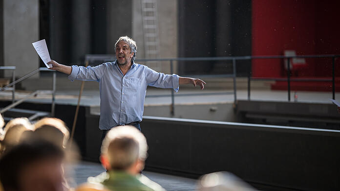 Christian Stückl bei einer Probe zu "Julius Cäsar" im Passionstheater in Oberammergau.