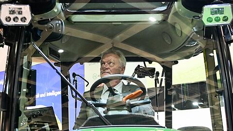 Agrarminister Rainer informierte sich &uuml;ber E-Mobilit&auml;t auf dem Feld.