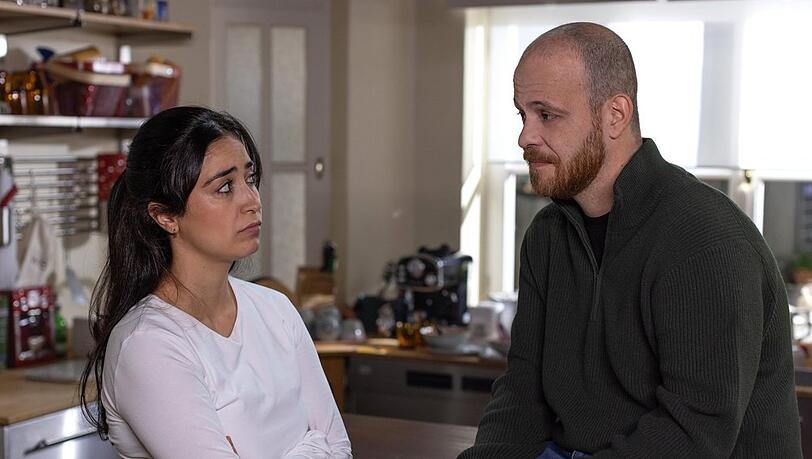 "Unter uns": Tobias (r.) und Esma sind ern&uuml;chtert, als ihre Gruppenkost&uuml;midee komplett nach hinten losgeht.