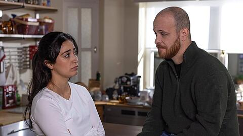 "Unter uns": Tobias (r.) und Esma sind ern&uuml;chtert, als ihre Gruppenkost&uuml;midee komplett nach hinten losgeht.