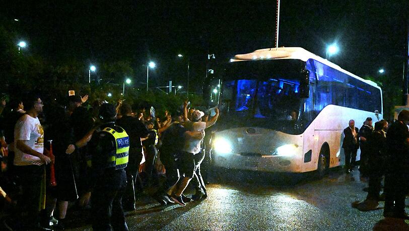 Die Abreise des iranischen Fu&szlig;ballteams vom Stadion war chaotisch.