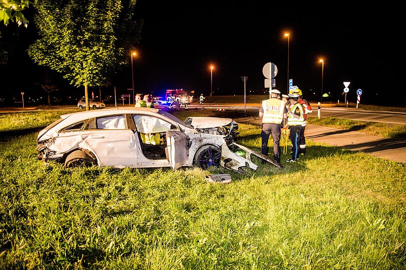 Ein 47-Jähriger flüchtet mit seinem Mercedes CLA vor einer Polizeikontrolle, übersieht einen Kreisverkehr und wird rund 40 Meter durch die Luft geschleudert. Die Bilder vom Einsatz