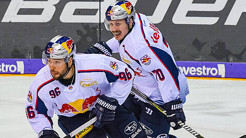 Torgefährliches Duo: Andreas Eder (Nr. 96) und Maximilian Daubner (Nr. 70) vom EDHC Red Bull München - hier im Spiel beim ERC Ingolstadt.