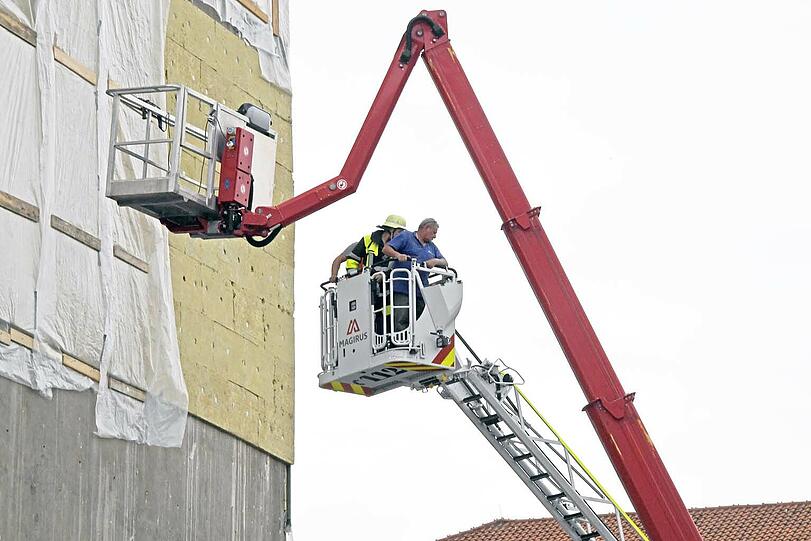 Gefährlich war die Situation für zwei Arbeiter in einer Hebebühne...