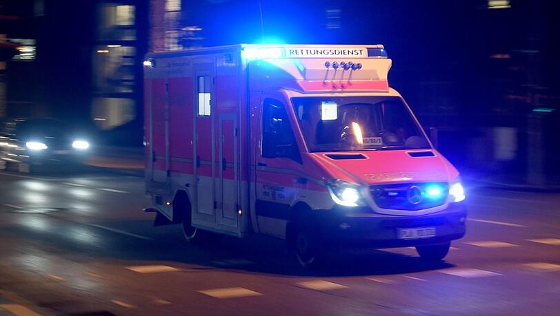 Ein Krankenwagen auf dem Weg zum Einsatz (Symbolbild). Ein Krankenwagen auf dem Weg zum Einsatz (Symbolbild).