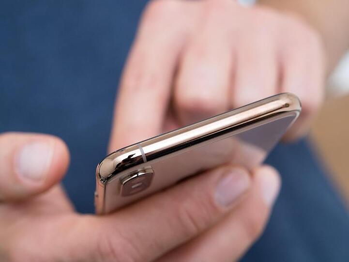 Die Bundesnetzagentur will die Gebühren für die Mitnahme einer Mobilfunknummer beim Providerwechsel überprüfen.