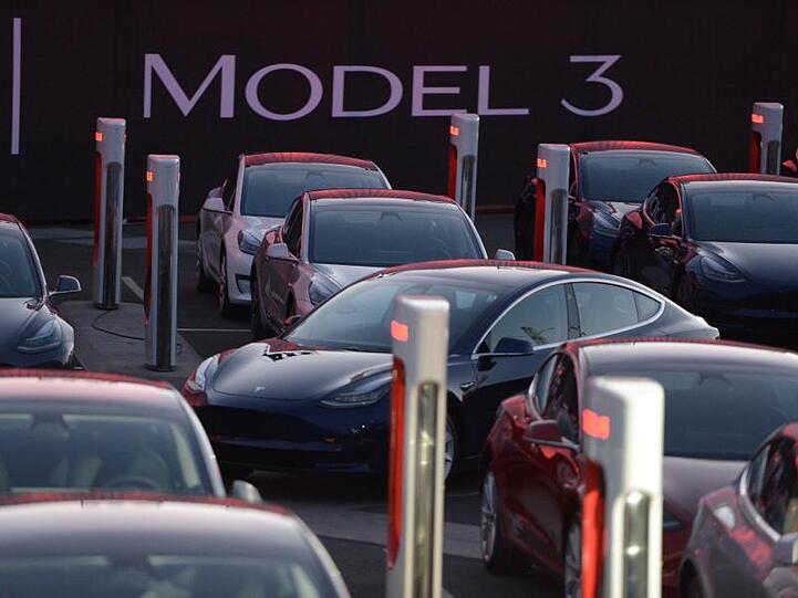 Die Tesla-Fahrzeuge Model 3 könnten bald schon in Deutschland produziert werden.