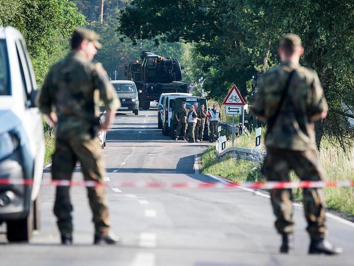Zwei Soldaten stehen an einer Straßensperre in der Nähe eines Waldgebiets bei Nossentin, wo einer der beiden Eurofighter abgestürzt ist.