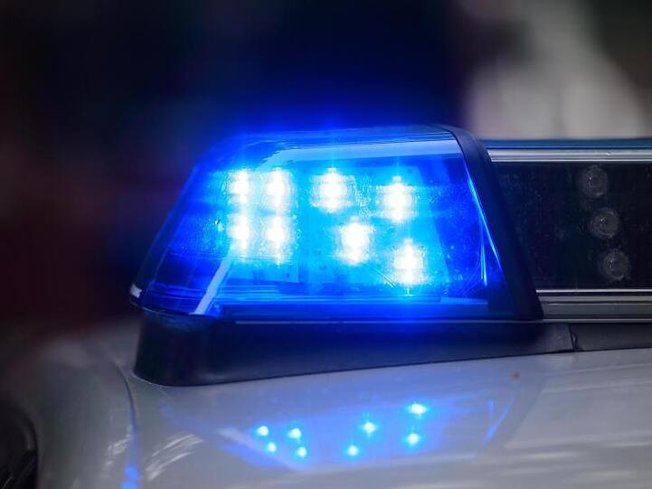 Blaulicht auf einem Fahrzeug der Polizei. Foto: Jens Wolf/Archiv