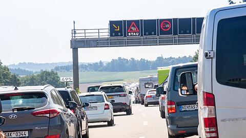 Fahrzeuge stehen auf der Autobahn A9 im Stau. (Archivbild)
