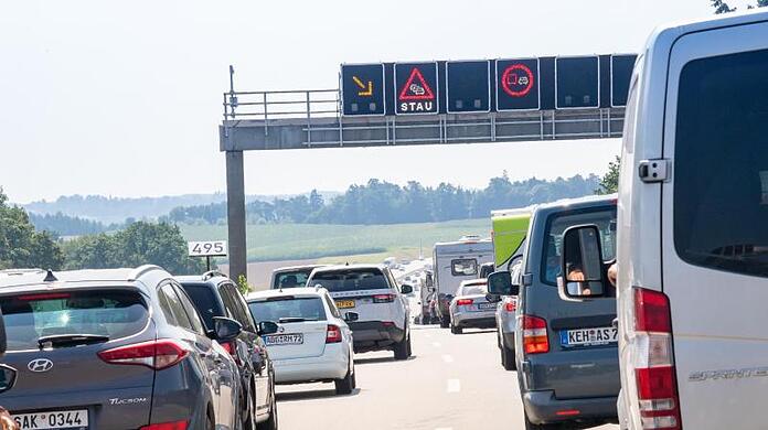 Fahrzeuge stehen auf der Autobahn A9 im Stau. (Archivbild)