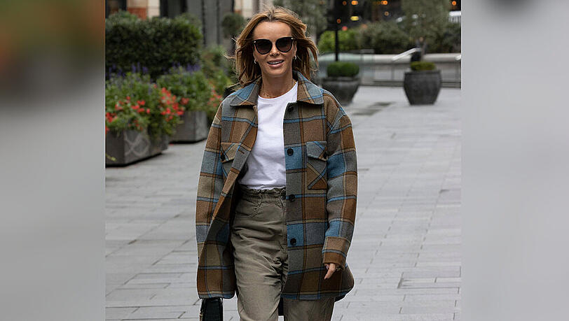 TV-Moderatorin Amanda Holden im zeitlosen Klassiker TV-Moderatorin Amanda Holden im zeitlosen Klassiker