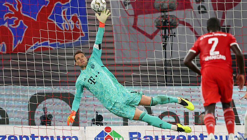 Muss er sich allmählich etwa strecken? Manuel Neuer, der Kapitän und Torhüter des FC Bayern sowie der deutschen Nationalmannschaft, bei der Arbeit.