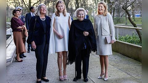 Prinzessin Mabel, Prinzessin Beatrix, Gr&auml;fin Zaria und Mabels Mutter Florence (v.r.) erschienen zur Verleihung des Prinz-Friso-Preises.