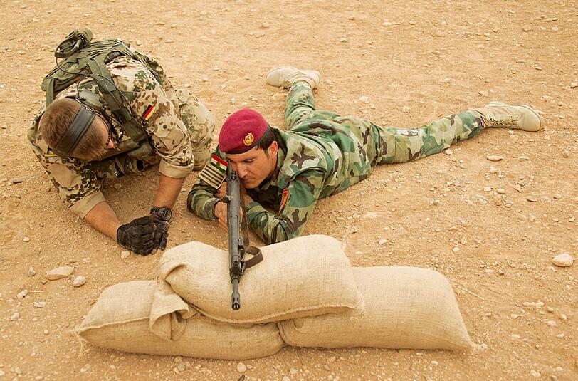 Beginn der Einweisung (Multiplikatoren-Ausbildung) der kurdischen Peschmerga in die Handhabung des G3-Sturmgewehrs durch Soldaten der Bundeswehr auf einer Schießanlage nahe der nordirakischen Stadt Erbil