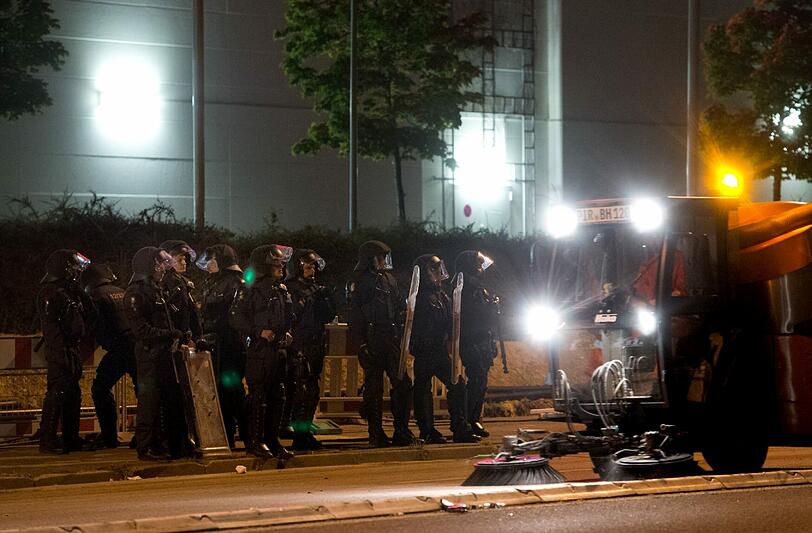 Wieder rechte Krawalle im sächsischen heidenau. Die Bilder von Samstagnacht.