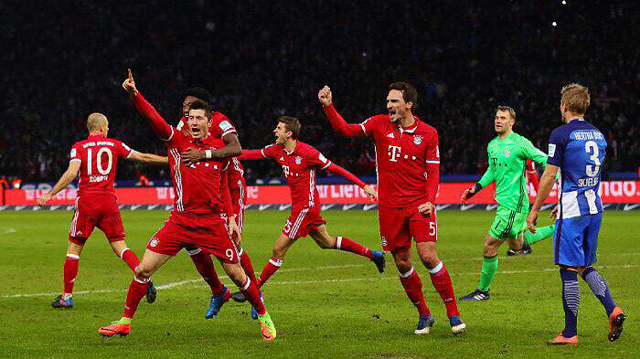 Die Bayern können's selbst kaum glauben. In der letzten Sekunde trifft Robert Lewandowski gegen Hertha BSC zum Ausgleich.